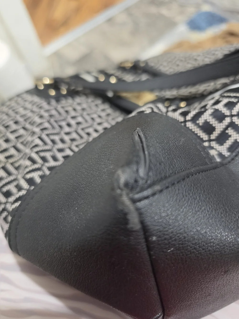 ​✨ Tommy Hilfiger Monogram Tote – Black & White✨️